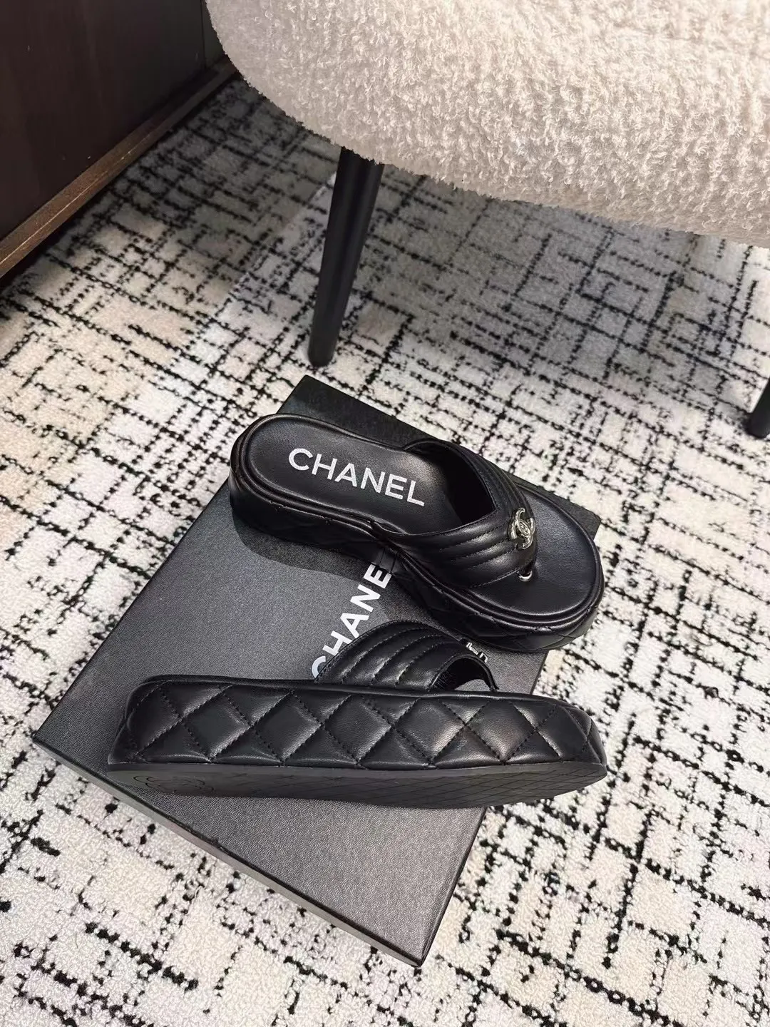 👟👟Ex-factory price 502👟👟 High version Chanel new color thick-soled slippers, easy to wear and versatile, must-have high-end tool shoes in summer, upper lambskin & customized denim, lining calfskin, original outsole Size: 35-39 (customized for 40, non-refundable)